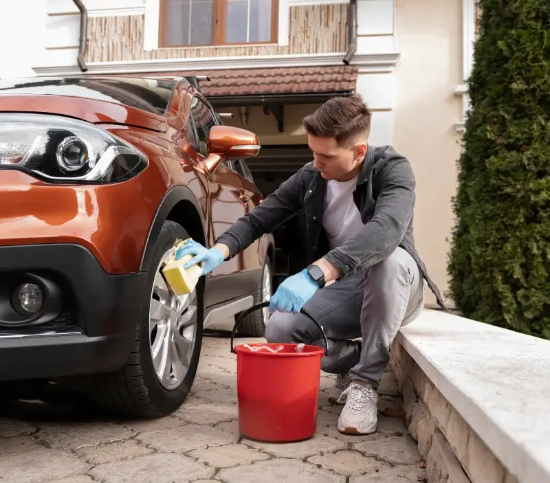 Lavage auto à domicile Bonneval-sur-Arc : professionnel intervenant sur un véhicule